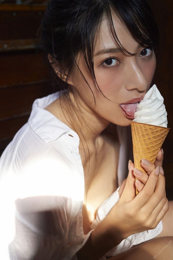 FLASH Photobook Yuka Someya Yuka Someya - 01 Dyed in sweat 02 Dyed in soft serve ice cream 2020-10-27 45th image