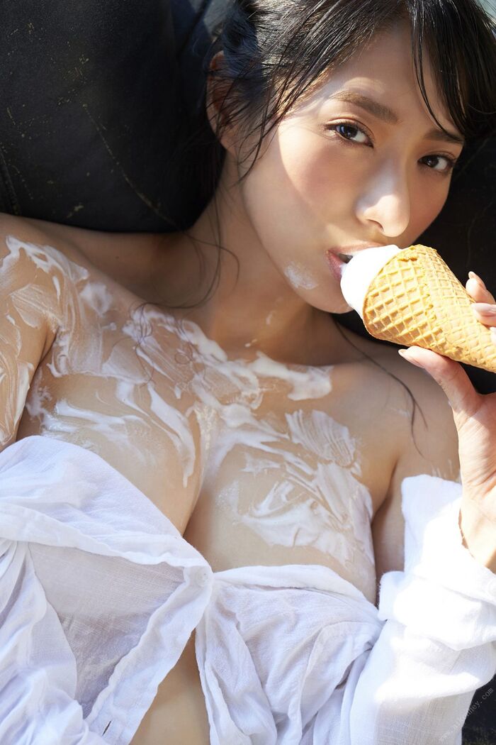 FLASH Photobook Yuka Someya Yuka Someya - 01 Dyed in sweat 02 Dyed in soft serve ice cream 2020-10-27 53th image