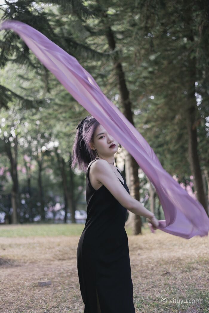 [艺图语] Vol.009_长发美女户外不受束缚主题阳光下吊带长裙烈焰红lip妩媚Photo 32P 17th image