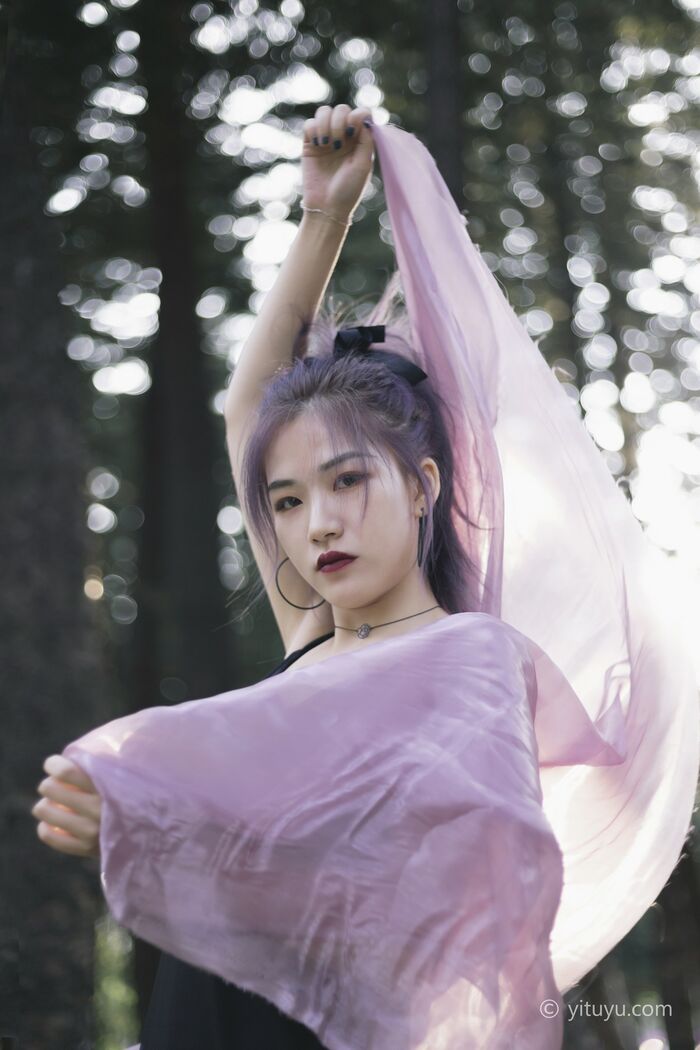 [艺图语] Vol.009_长发美女户外不受束缚主题阳光下吊带长裙烈焰红lip妩媚Photo 32P 18th image