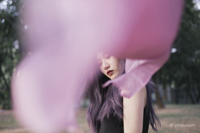 [艺图语] Vol.009_长发美女户外不受束缚主题阳光下吊带长裙烈焰红lip妩媚Photo 32P 20th image