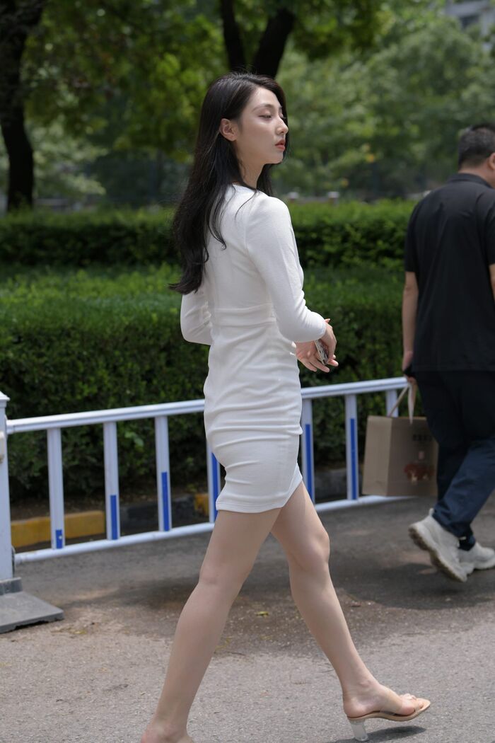 MoJing 魔镜街beat No.137 Street photo of beauty in white uniform C 2th image