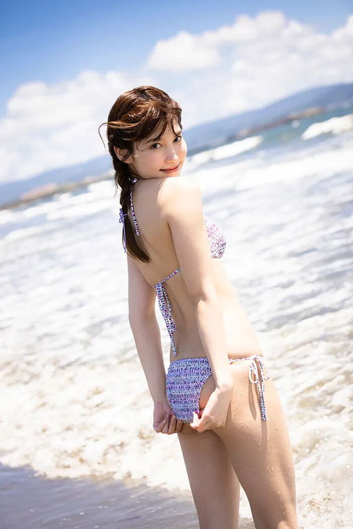 AKB48 Taniguchi Meguchi, who made it to the selection, challenges adult cute full-fledged gravure in the 1st photo book ww 5th image