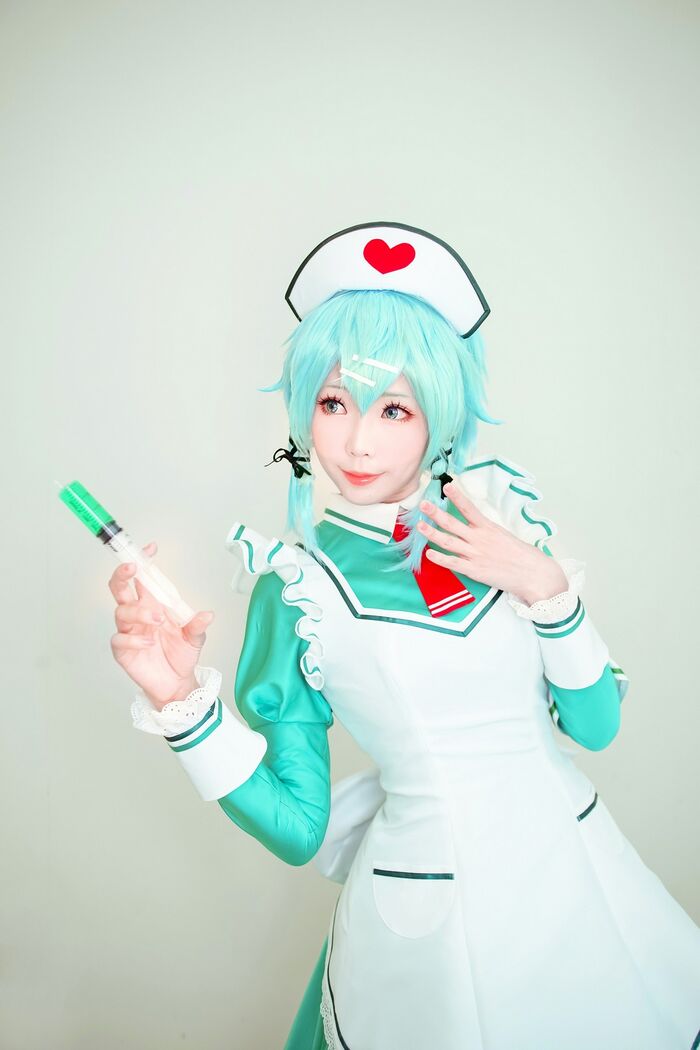 Coser妹子Ely_eee诗乃护士主题私房性感绿色护士装秀完美身材迷人诱惑写真32P 2th image