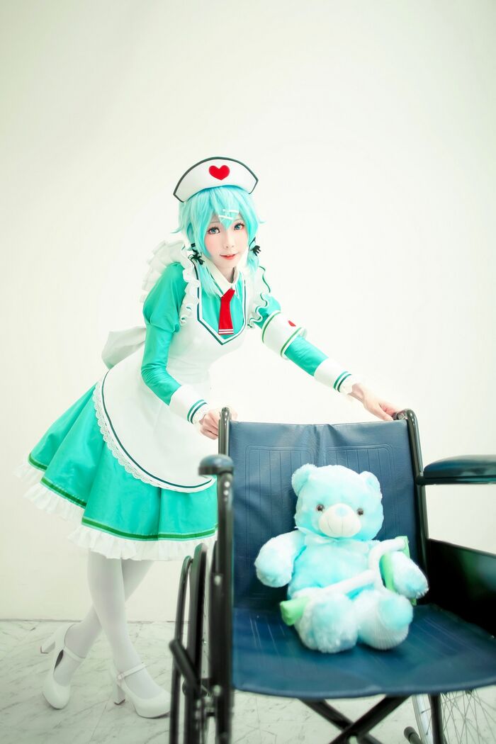 Coser妹子Ely_eee诗乃护士主题私房性感绿色护士装秀完美身材迷人诱惑写真32P 25th image