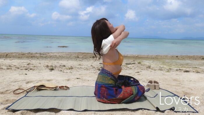 'National busty older sister' Fumika, the image of the naked calendar is too erotic! The cover is a G-cup finger bra, and the inside is semi-nude! 25th image