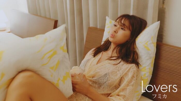 'National busty older sister' Fumika, the image of the naked calendar is too erotic! The cover is a G-cup finger bra, and the inside is semi-nude! 29th image