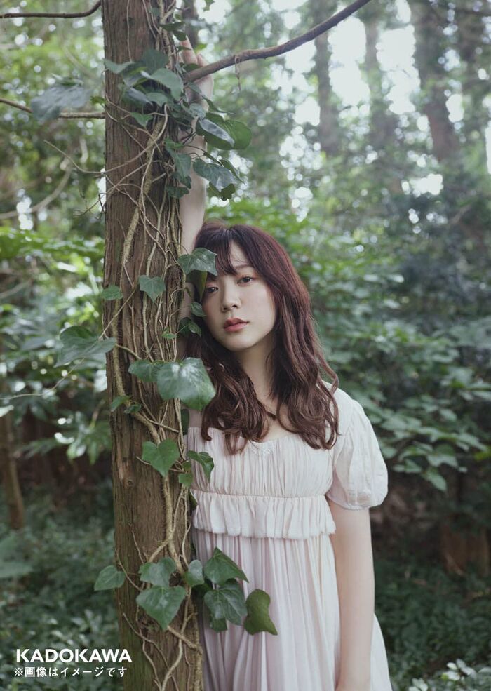 Popular voice actress Ayasa Ito lifts the ban on wearing lingerie in the 2nd photo book! The pre-cut image showing the chest flicker is sexy and explodes with anticipation! 1st swimsuit summary 5th image