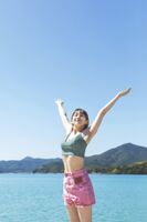 Riho Yoshioka (30), the treasured cut of the latest photo book "Nichihi" is posted in the weekly pre-sale, and fans are delighted, because the swimsuit gravure image is too sexy for the first time in a long time!