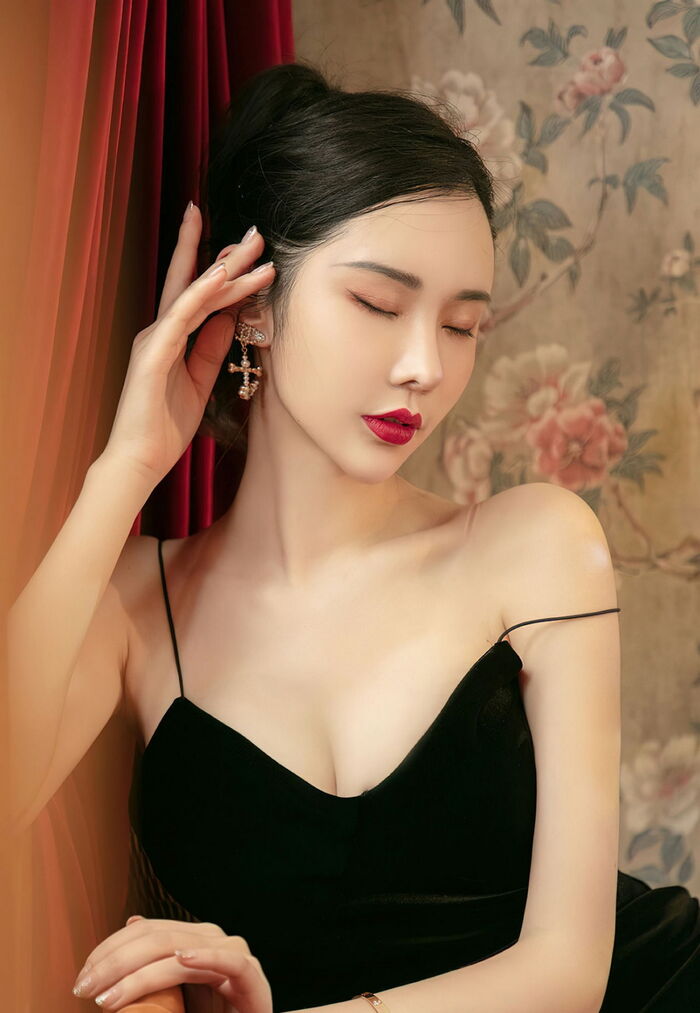 [Ugirls爱尤物] No.2456_ 模特萌琪琪唯美诗篇性感黑色吊裙秀完美身Material迷人诱惑Photo 35P 14th image