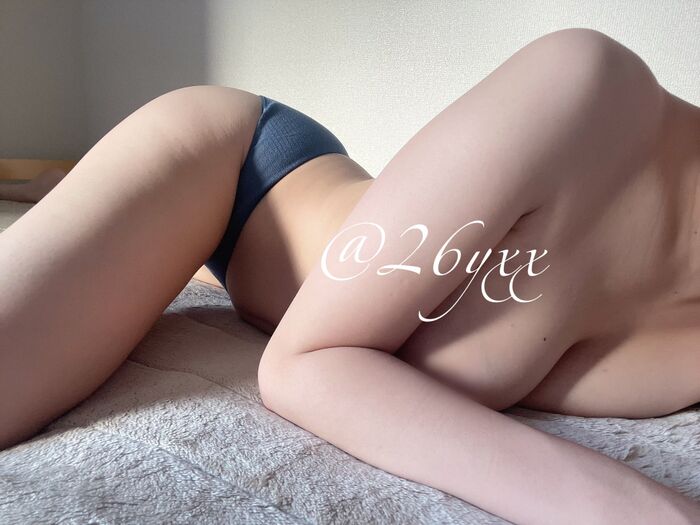 On Twitter, a 173cm tall big breasts big ass back dirt girl shows a nude selfie and it's too erotic! 11th image