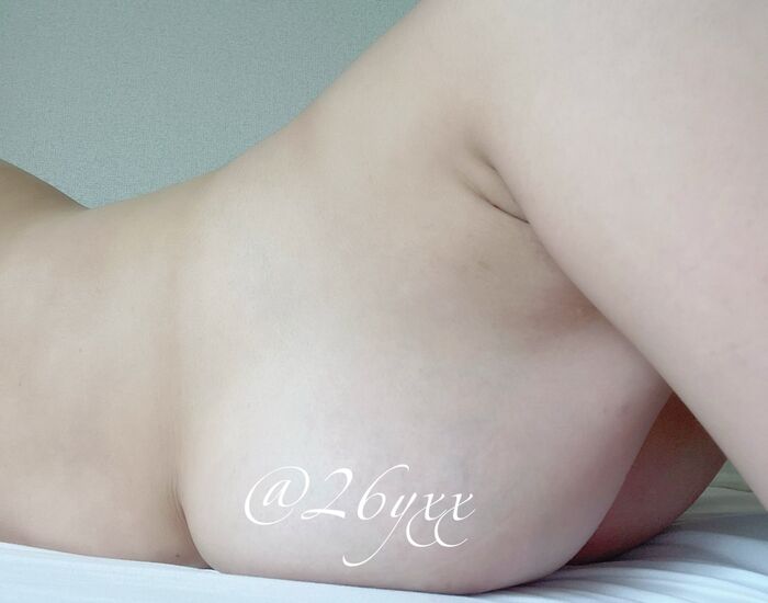 On Twitter, a 173cm tall big breasts big ass back dirt girl shows a nude selfie and it's too erotic! 22th image