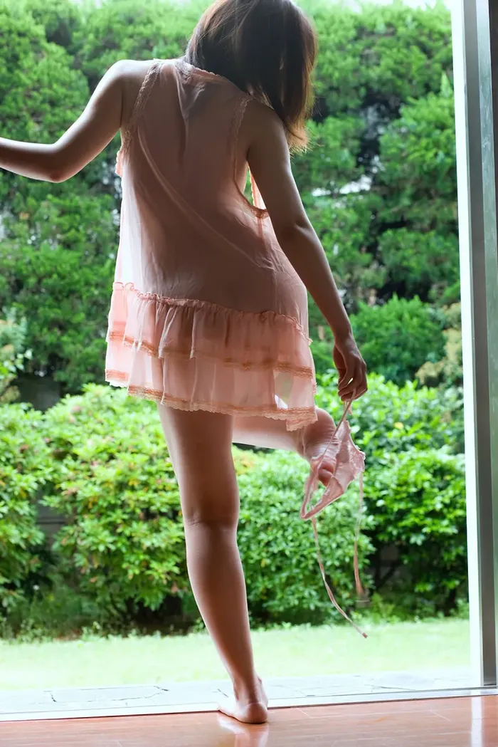 【伊東遥の高画質エロ画像179枚】元子役Cカップ微乳AV女優のヌードグラビア 26th image