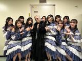 【Image】Raksul's hyde "I took a picture with AKB48 in red and white!w (Pasha)" Idol bends his knees in consideration of his height www