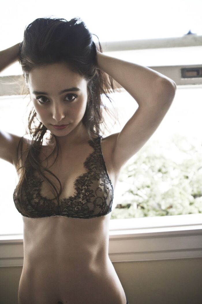 石田ニコル(32)、下着グラビア画像がエッチすぎるwwハーフモデルがFLASHで大胆露出！2023年カレンダーから純白ランジェリーカット掲載！ 12th image