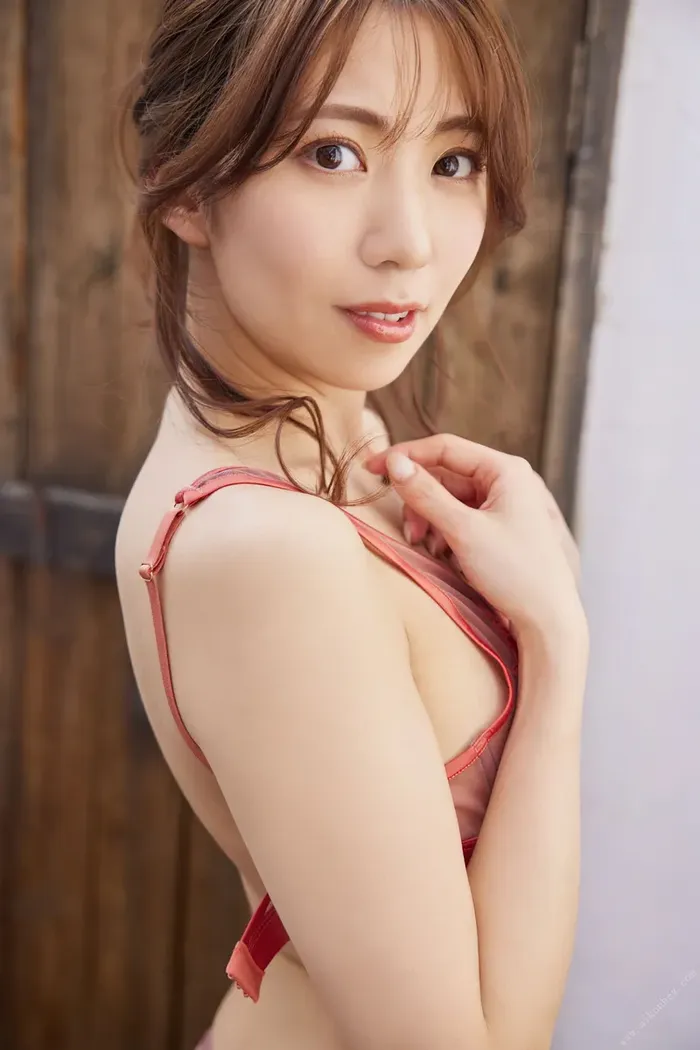 【山岸逢花の高画質エロ画像109枚】元女子アナスタイル抜群美女のヌードグラビア 25th image
