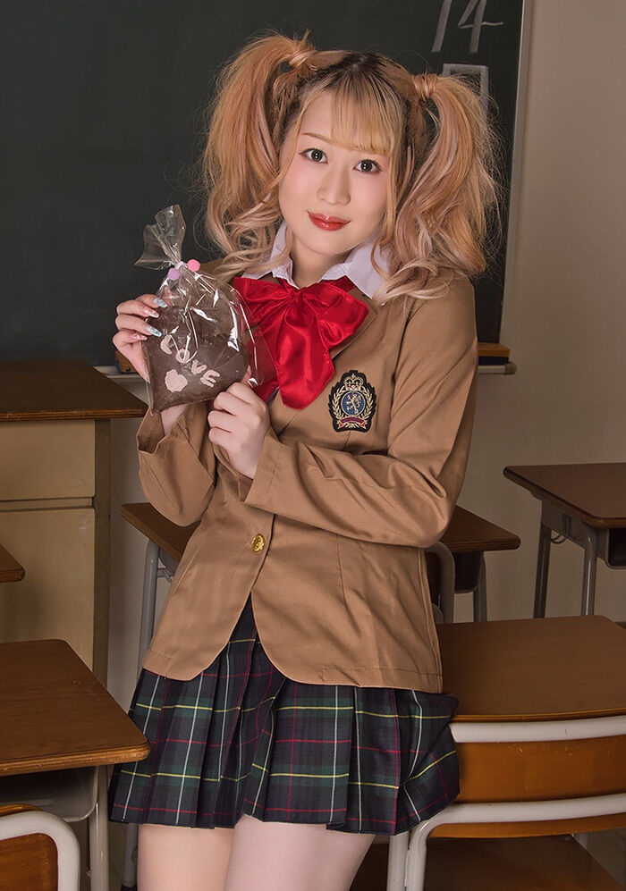 Aya Tanaka Transform into a keba keba gal style and present chocolate and an erotic body! 2th image